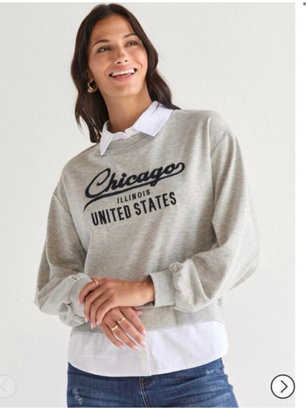 Francesca's Collections Gray 'Chicago United States' Graphic Sweatshirt